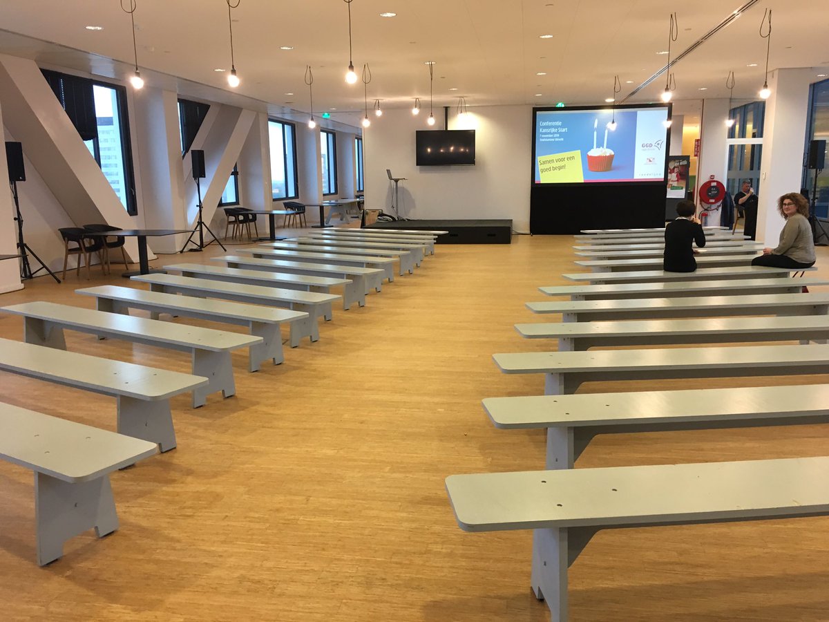 Nu nog een lege zaal. Over een kleine drie kwartier gaan we van start: conferentie Kansrijke Start in Utrecht. #goedbegin #utrecht