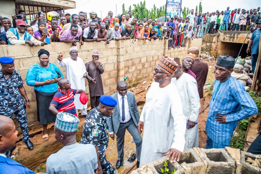 followKWSG's tweet photo. Earlier today, the state Governor @RealAARahman visited Olunlade/Idiogede communities where he assured residents that his administration would immediately fix the flooding problem in the area. https://t.co/TaP5tCNxtV