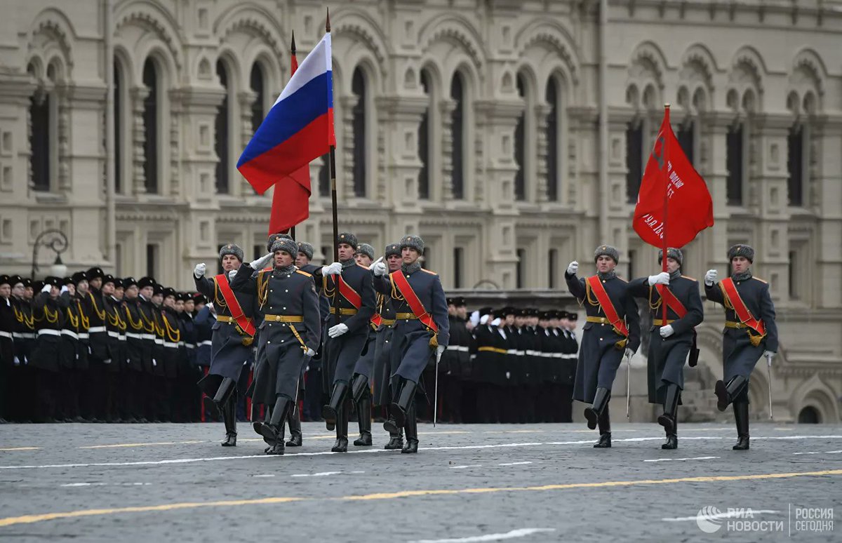 Зачем парад. Знаменная группа на параде 9 мая красная площадь. Парад 9 мая красная площадь маршируют. Торжественный марш. Торжественный парад.