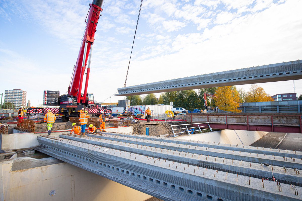 Gisteren plaatste <a href="/NoorderSpoort/">NoorderSpoort</a> de liggers voor het extra viaduct over het Koggepad. Dit extra viaduct is nodig voor het extra spoor naar het opstelterrein. Foto's <a href="/Stefanuzz/">Stefan Verkerk</a>
