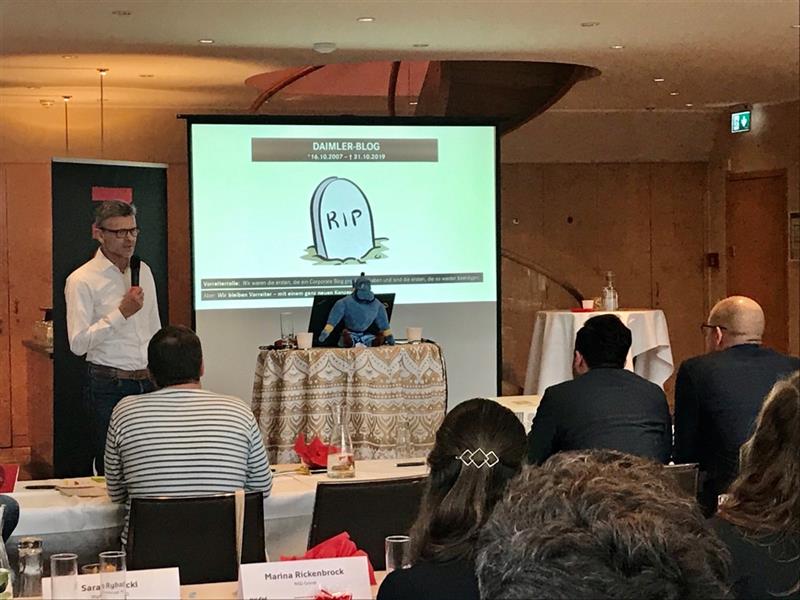 NetFed's tweet image. Wir werfen mit @uknaus einen letzten Blick auf den #daimlerblog. @Daimler #byebye #corporateblog #magazin #neustart #nfcl