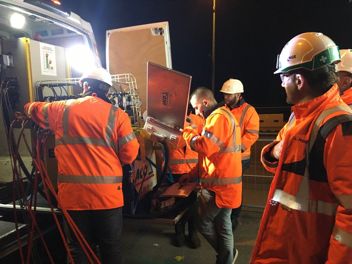 groupe_NGE's tweet photo. Mardi soir, les équipes de #NGEGC ont réalisé le dévérinage du pont Clémenceau à @VilledeVernon, en présence du président du Conseil Départemental @EureenNormandie, @LehongrePascal, accompagné de ses équipes.
Belle opĂ©ration en #pathologie quâest le dĂ©vĂ©rinage dâun ouvrageđ https://t.co/Vn3j7JDfan