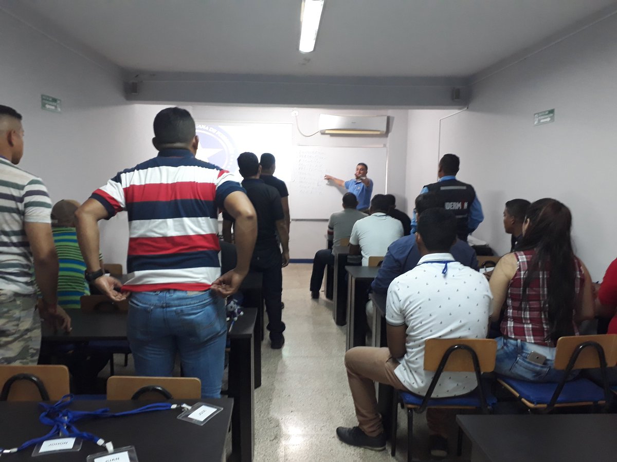 jeremysolis93's tweet photo. #AmaCrece Seguimos capacitando a nuestro personal con el objetivo de refrescar, fortalecer, desarrollar y potenciar los conocimientos de cada uno de ellos ¡Liderman o nada! @negreteate @mari_eaa @LidermanOficial 😎 https://t.co/thx0r4QCJS