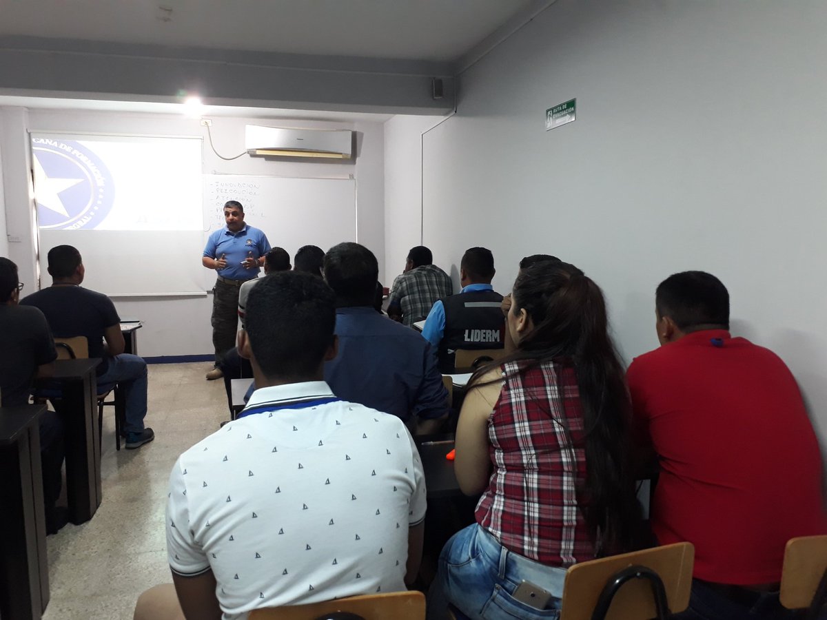 jeremysolis93's tweet photo. #AmaCrece Seguimos capacitando a nuestro personal con el objetivo de refrescar, fortalecer, desarrollar y potenciar los conocimientos de cada uno de ellos ¡Liderman o nada! @negreteate @mari_eaa @LidermanOficial 😎 https://t.co/thx0r4QCJS