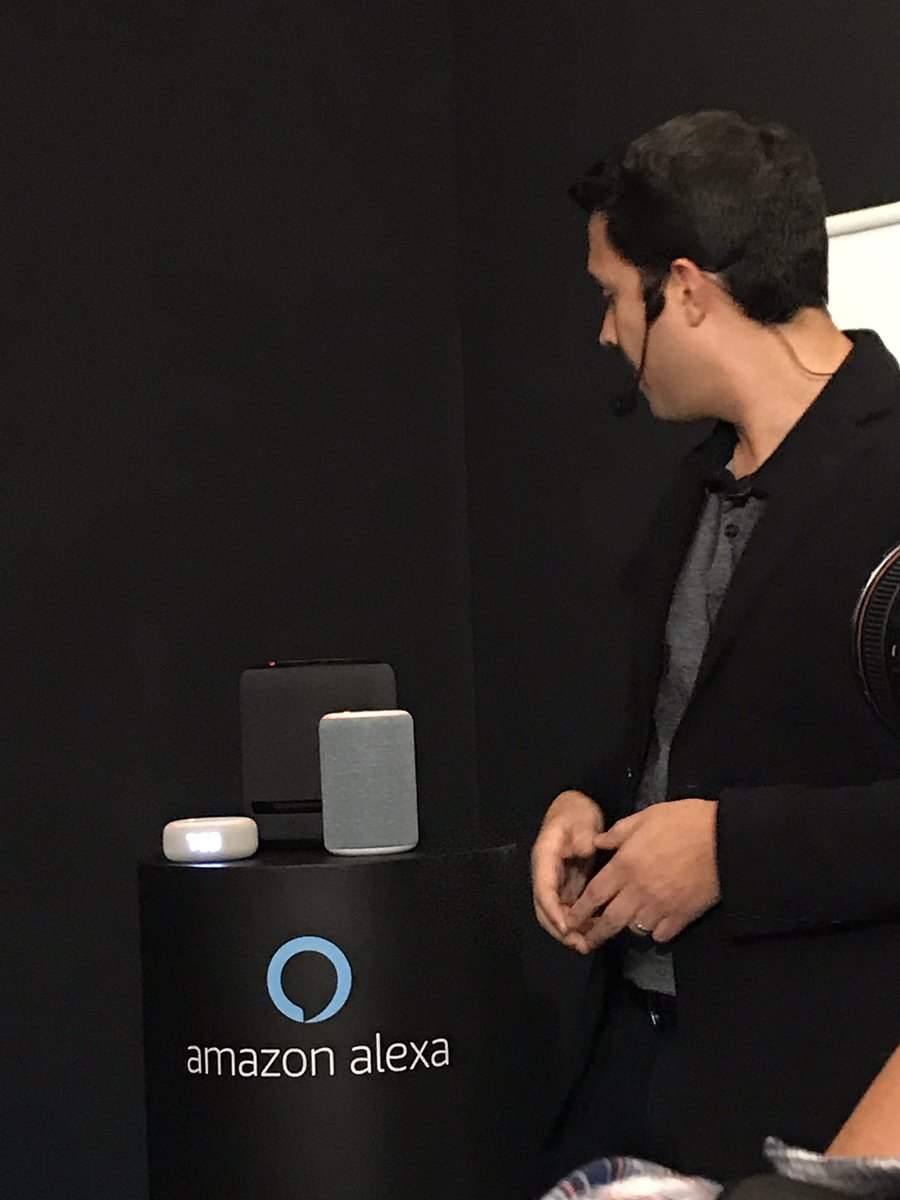 Cineinformacion's tweet photo. En la fiesta de #Alexa que cumple su primer año en México, conociendo sus nuevas funciones y a los nuevos integrantes de la familia Echo  
#EchoWallClock $749
#Echodot LED $1499
#Echo 3a gen $2499
#EchoStudio $4499 
#1añoAlexaMX #PreguntAlexa #amazonalexa #amazonecho @lizgil https://t.co/8KylnI4cYV