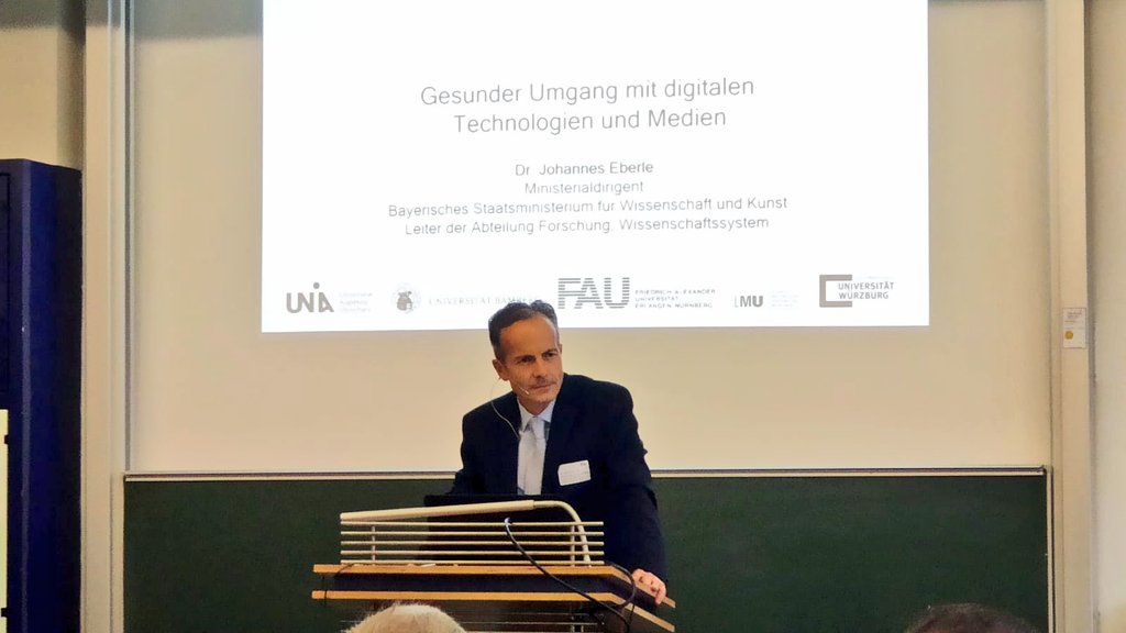 ForDigitHealth's tweet image. Prof. Dr. Werner Schneider, Vertreter der @uni__augsburg &amp;amp; Dr. Johannes Eberle, Vertreter des Bayerischen Staatsministeriums für Wissenschaft und Kunst begrüßen alle Gäste zur Auftaktveranstaltung. #fordigithealth #gesunddigitalleben #digitalerstress #uniaugsburg