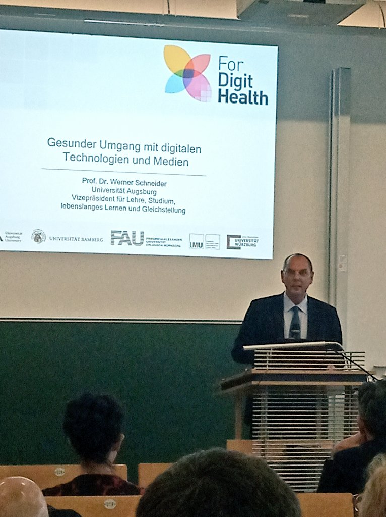 ForDigitHealth's tweet image. Prof. Dr. Werner Schneider, Vertreter der @uni__augsburg &amp;amp; Dr. Johannes Eberle, Vertreter des Bayerischen Staatsministeriums für Wissenschaft und Kunst begrüßen alle Gäste zur Auftaktveranstaltung. #fordigithealth #gesunddigitalleben #digitalerstress #uniaugsburg