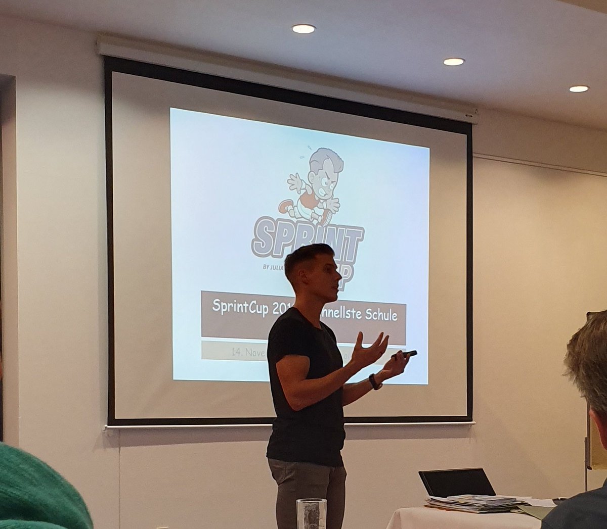 pfaff_iris's tweet photo. #JulianReus zu Gast bei der Tagung der FL Sport in Masserberg. #Thüringen #Leichtathletik #Sprint #Talentförderung #JtfO #SprintCup #SchnellsteSchuleThüringen #Erfurt https://t.co/sZO81bUOlv