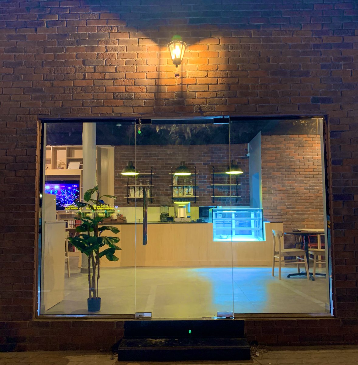 HasanAAlmulla's tweet image. @OmCoffeenation 
#كوفينيشن 

&quot; السر في المكان &quot; 

سيتم الإعلان عن موعد الافتتاح التجريبي خلال الأيام القليلة القادمة إن شاء الله ،
ولا تنسوا مسابقة أطرف تعليق 😉

و التعليق الحاصل على أكبر عدد لايكات و ريتويت هو بالتأكيد سيكون الفائز 😎