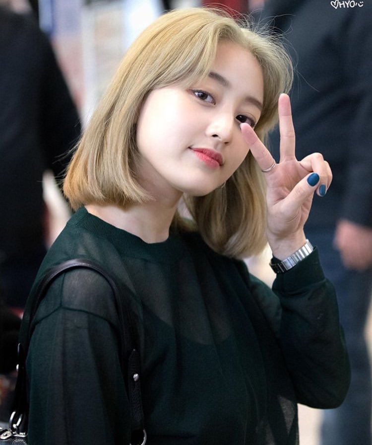 TWlCEOFFlCIAL's tweet photo. JIHYO HAS BLOND HAIR YALL OMG SKJSJSKKANQLEKN https://t.co/pLefjHZYQg