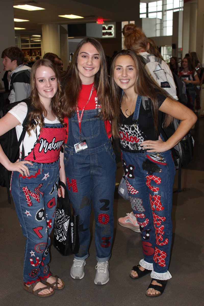 MHS9LIBRARY's tweet photo. It Funky Farmer Day for Battle of the Axe Week! #BattleoftheAxe #M9GameOn #WeAreMarcus #BeatLHS @MHS9th https://t.co/T6sjI4Dwyj