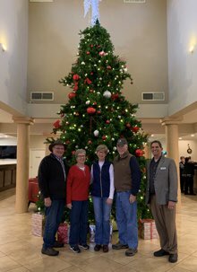 @diamondresorts New Member pics are so much prettier during Christmas time thanks to our @groundsteam and maintenance crew. The tree looks absolutely gorgeous! #Missour1 #ChristmasInBranson #CBU