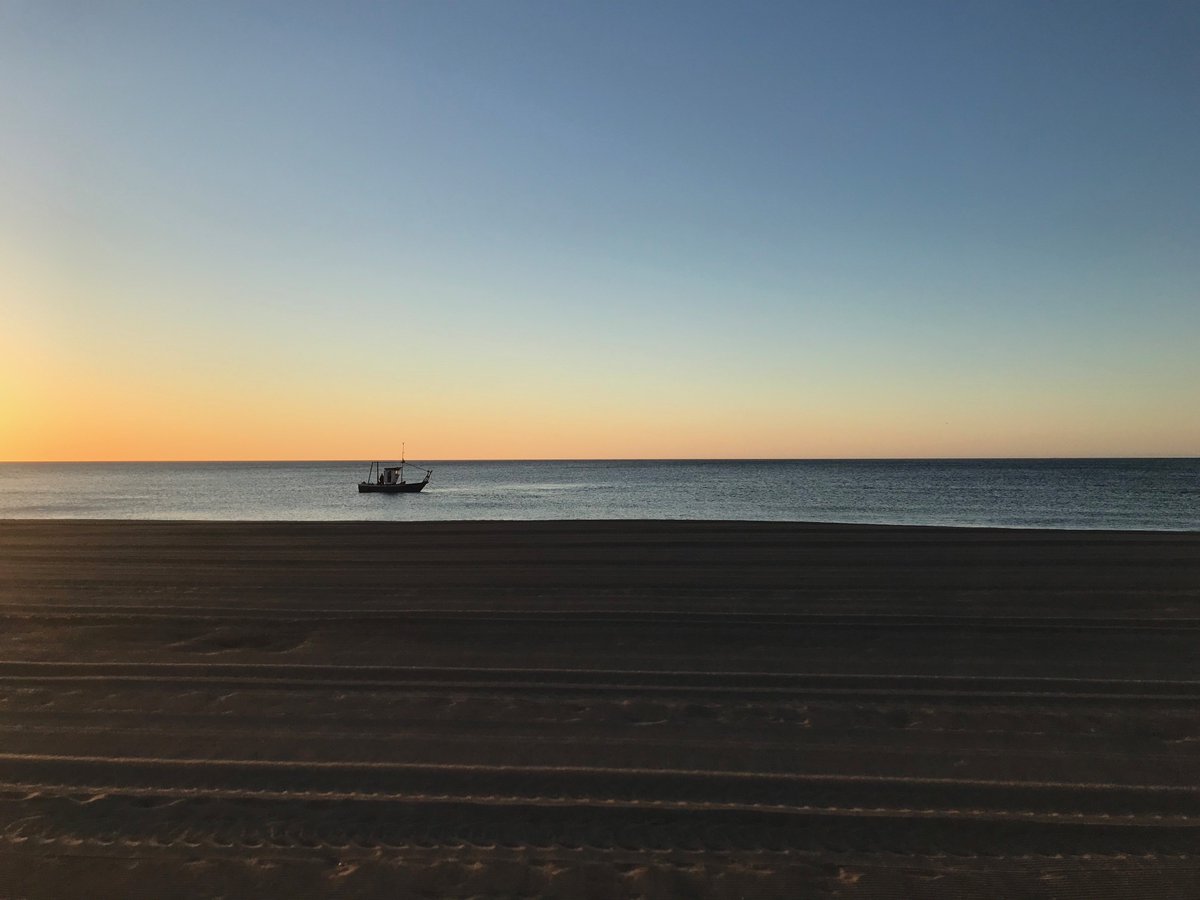 Acabar el día con una puesta de sol y con vistas al mar en la Costa del Sol no tiene precio 🌄. Vive unas vacaciones excepcionales en pleno centro de Torremolinos en Marconfort Griego y apúntate a la vidilla del sur 🍻.  bit.ly/FBMarconfortGr…