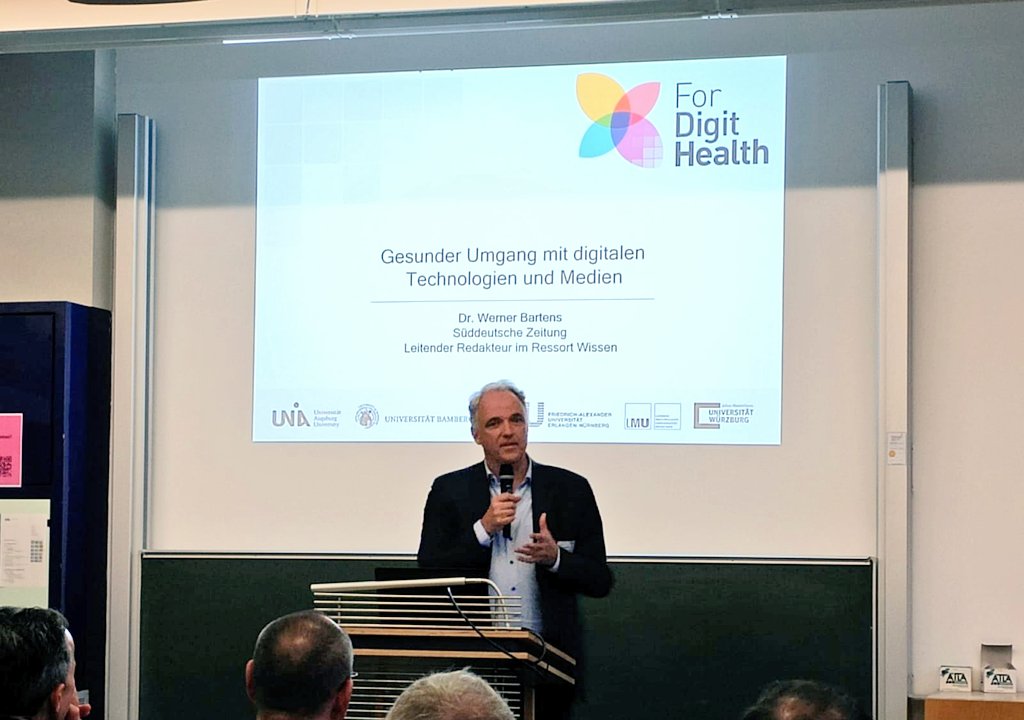 ForDigitHealth's tweet image. &quot;Die digitalen Medien beschleunigen die Entgrenzung des Menschen und verursachen digitalen Stress.&quot; @WernerBartens spricht in der Keynote über die gesundheitlichen Gefahren digitaler Medien. #fordigithealth #gesunddigitalleben  #auftaktveranstaltung  #sueddeutschezeitung
