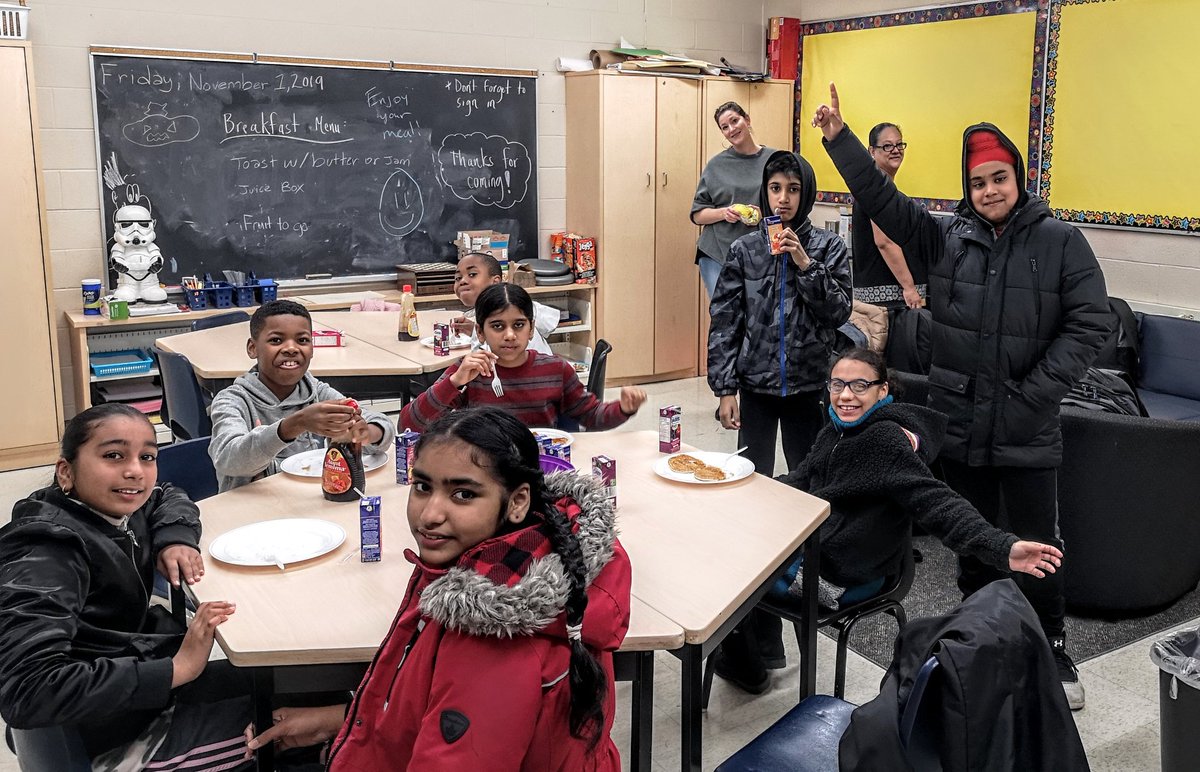 SunnyViewMS's tweet image. Cougars, our #breakfastprogram is in full swing. Staff volunteer every morning and help our students get off to a great start each day. This year we had our first parent volunteer join our team. Great to see the caring in our community. We're always looking for new volunteers!