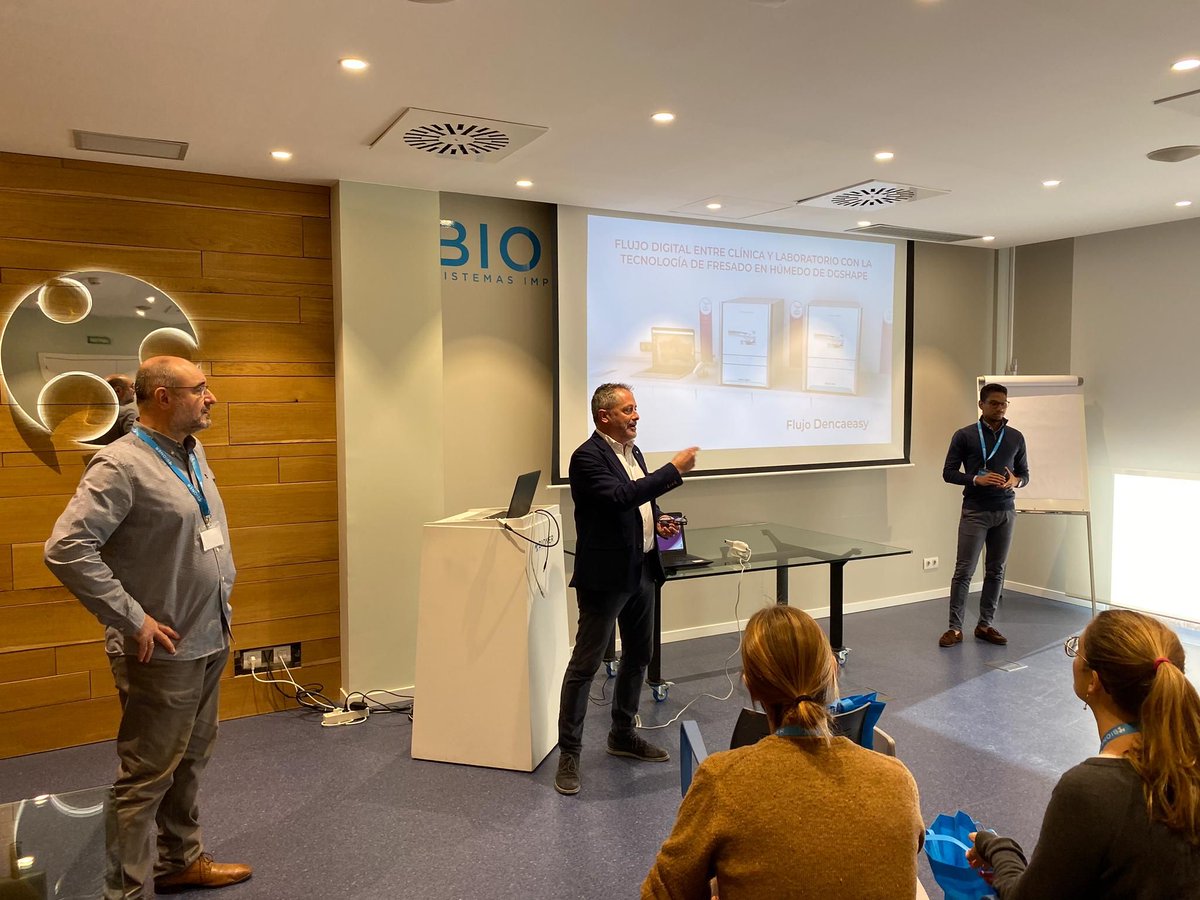 dencadigi's tweet photo. Ayer realizamos una ponencia con @BionerSocial sobre digitalización en clínica, para los alumnos del máster en Implantología de Prótesis Oral de la UB. Este máster está dirigido por el Dr. Pablo Barenblit e impartido por el Dr. Manuel Fuentes.
@CarestreamDentl @DGSHAPEIberia https://t.co/1C4V1ImJ9P