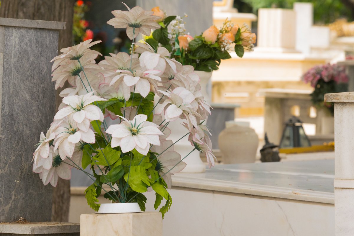 You might find it difficult to know how to comfort a friend after they lose a loved one. A floral arrangement is a gesture of heartfelt sincerity that helps create a lasting final impression during a funeral.