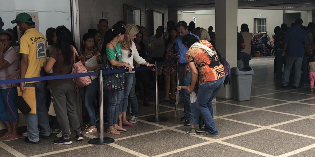 IvsshjavAragua's tweet photo. #ARAGUA #IVSS  Hospital José Antonio Vargas continúa atención oportuna a pacientes oncologicos con entrega de medicamentos de alto costó Gracias al Presidente 
@NicolasMaduro @magallyvina @RMarcoTorres @regulolacruz https://t.co/7YvCiNnVAw