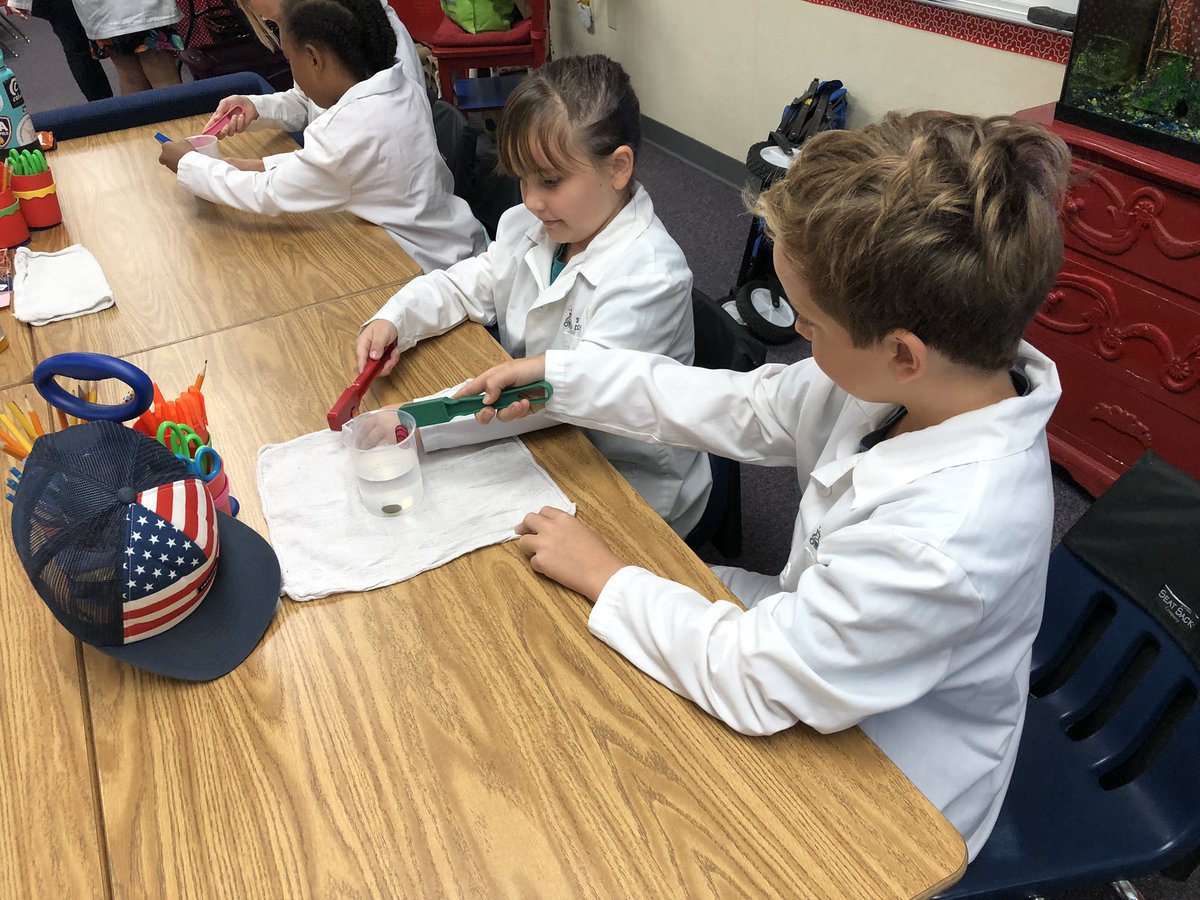KimArvidson31's tweet image. Lab coats… Beakers... That could only mean one thing… Science with Dr. Mullins! @SciDelivered @EmpresaKnights @VistaNGSS @vistaunified @VistaBlueprint @VUSDHR #MagneticForces