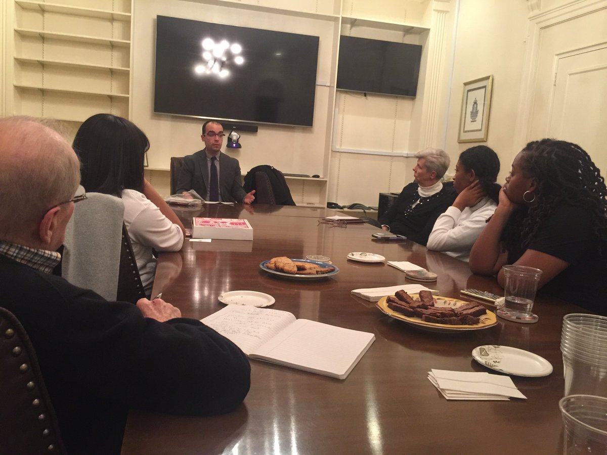 GeorgetownInDC's tweet image. Big thanks to Gilbert from @Georgetown's Financial Aid Dept for workshopping w/ @WestmorelandUCC Scholars on various finaid resources/considerations as they prep for college! Scholars are from @DunbarHSDC, @MTHSTrainer, and @DukeEllingtonDC! @DCPublicSchools @DCCollegeCareer