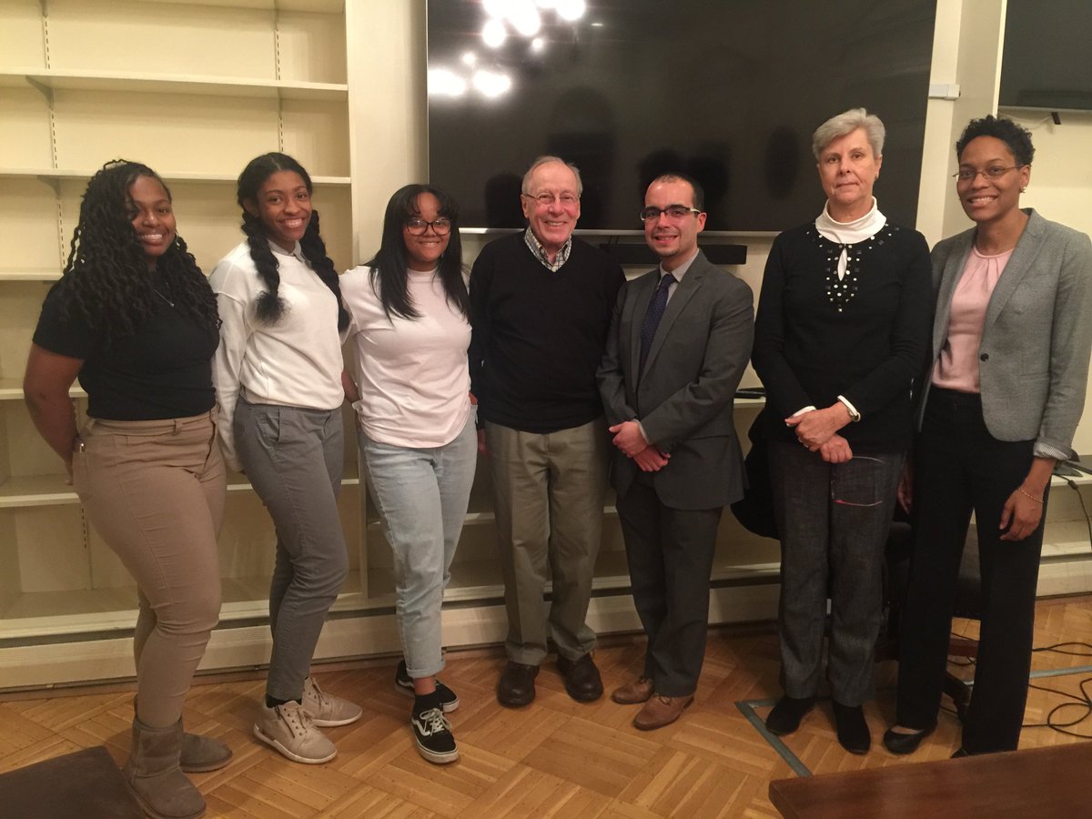 GeorgetownInDC's tweet image. Big thanks to Gilbert from @Georgetown's Financial Aid Dept for workshopping w/ @WestmorelandUCC Scholars on various finaid resources/considerations as they prep for college! Scholars are from @DunbarHSDC, @MTHSTrainer, and @DukeEllingtonDC! @DCPublicSchools @DCCollegeCareer