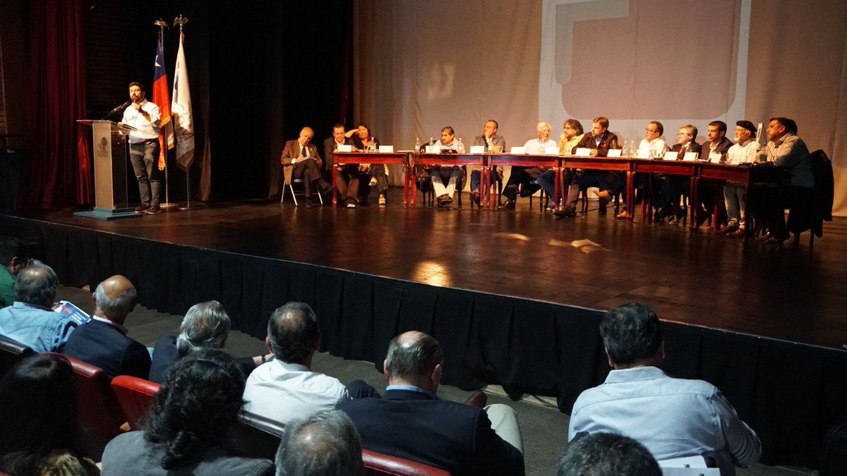 En asamblea extraordinaria de alcaldes de todo #Chile hemos resuelto convocar a consultas ciudadanas comunales a nivel nacional para que los vecinos expresen su opinión libremente respecto a la necesidad de crear una #NuevaConstitucionParaChile