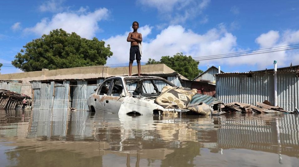 Families in Somalia, Kenya, Uganda, and Tanzania are struggling due ot the recent floods . Your support will help families receive clean drinking water, medication, nonperishable foods and tarpaulins. hhrd.org/eastafricafloo…

Photo credit: Reuters/Somalia