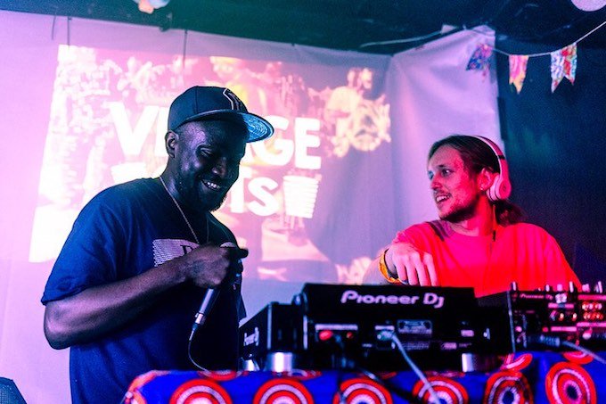 Premiere: <a href="/TheBusyTwist/">†π∑ ßµ§¥ †W∫§†</a> and @TRESMUSICONLINE join the dots between the UK and the DRC on "Etali Nga Te" bit.ly/2WUs5Ms