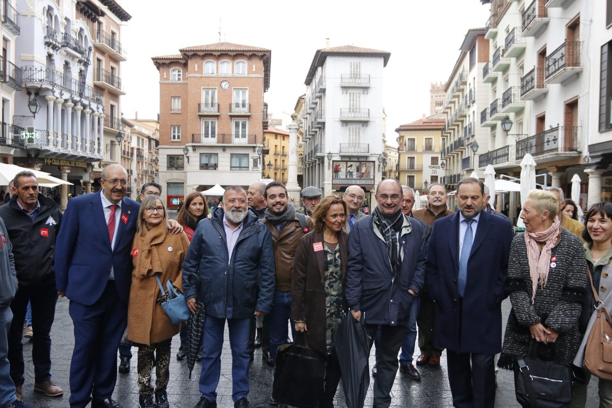 Paseo por #Teruel con @abalosmeco, @MaytePerez2, @sancho_herminio, @Darvilvil. El Ministro se compromete con pelos y señales, plazos y procedimientos, con el #CantábricoMediterráneo. 17 meses de @sanchezcastejon han sido más fructíferos para #Aragon que los 7 años de @populares