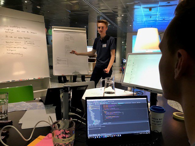 BIT_OFIT's tweet photo. Das Brainstorming der @BIT_OFIT Teams trägt erste Früchte. Ein erstes Konzept wird bereits rege diskutiert. Nur wer seine eigenen Ideen auch kritisch hinterfragt, kommt ans Ziel. #BITderZukunft #BIT4Hackathon https://t.co/KBEzeNXbdS