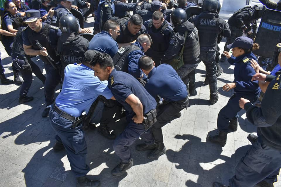 eduardolopezute's tweet image. CTERA convoca a #ParoNacionalDocente
VIERNES 8 DE NOVIEMBRE 
¡Basta de represión en Chubut!
-Inmediata liberación de Santiago Goodman, Sec. Gral de ATECH.
-Urgente solución al conflicto educativo, devolución de los descuentos ilegales y pago de todas las deudas.