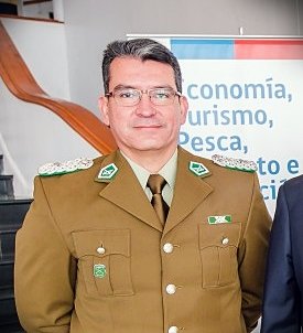 PiensaPrensa's tweet photo. ULTIMO MINUTO (13:54)
Arresto domiciliario nocturno para mayor de Carabineros acusado de herir con perdigones a dos estudiantes del Liceo 7 de Santiago. Tribunal prohibió fotografiar y hacer público el rostro de CRIMINAL Santiago Humberto Tapia Zenteno. https://t.co/zwVCjtRJbZ