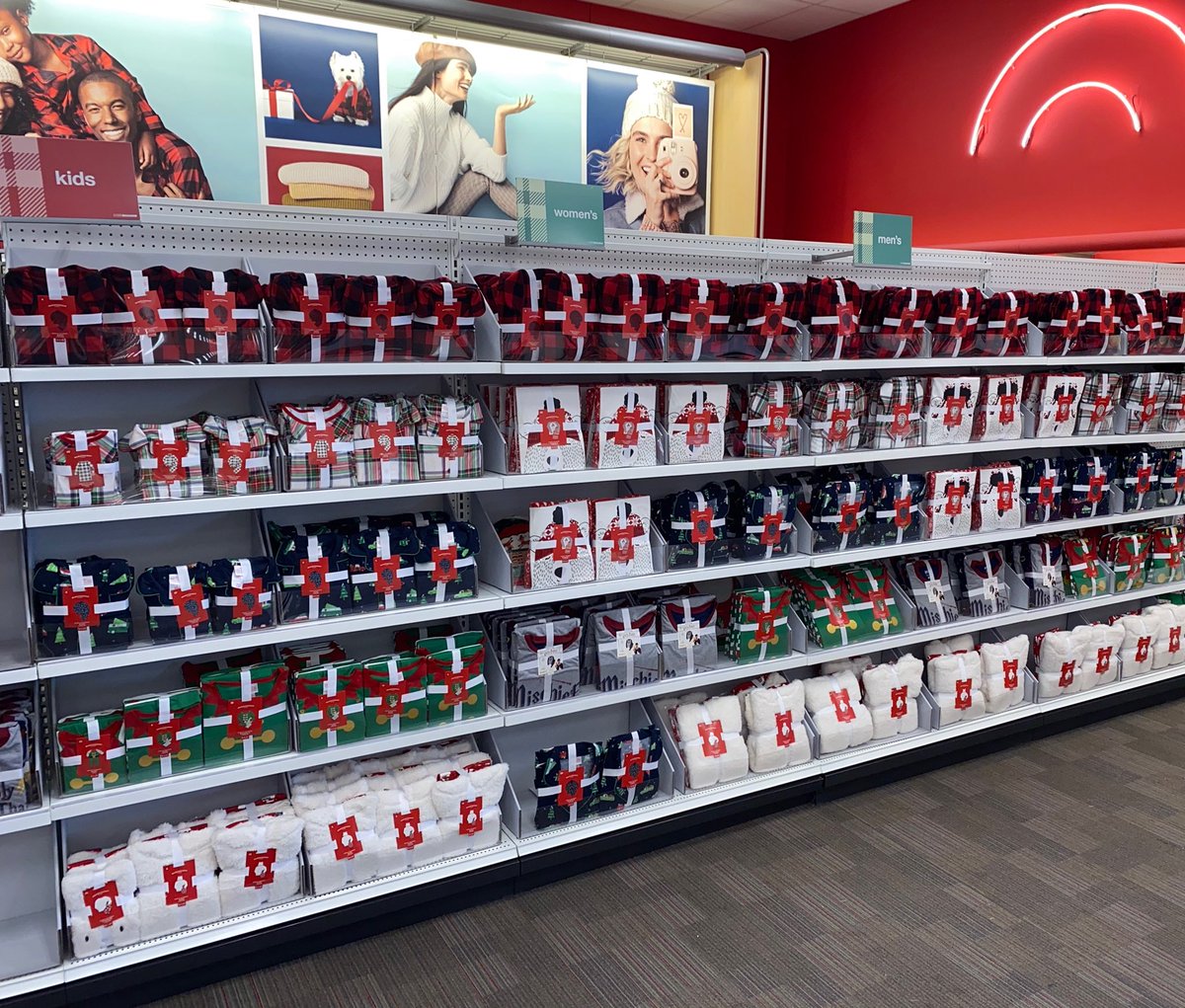 #G195isBettingBig <a href="/settoselltarget/">Heather Fountain</a> <a href="/jamaal_edwards/">Jamaal Edwards</a> 🎯🎄T2254 is stocked up and ready for all your holiday needs! <a href="/nostlund04/">Nicholas Ostlund</a> @ScharfDenise