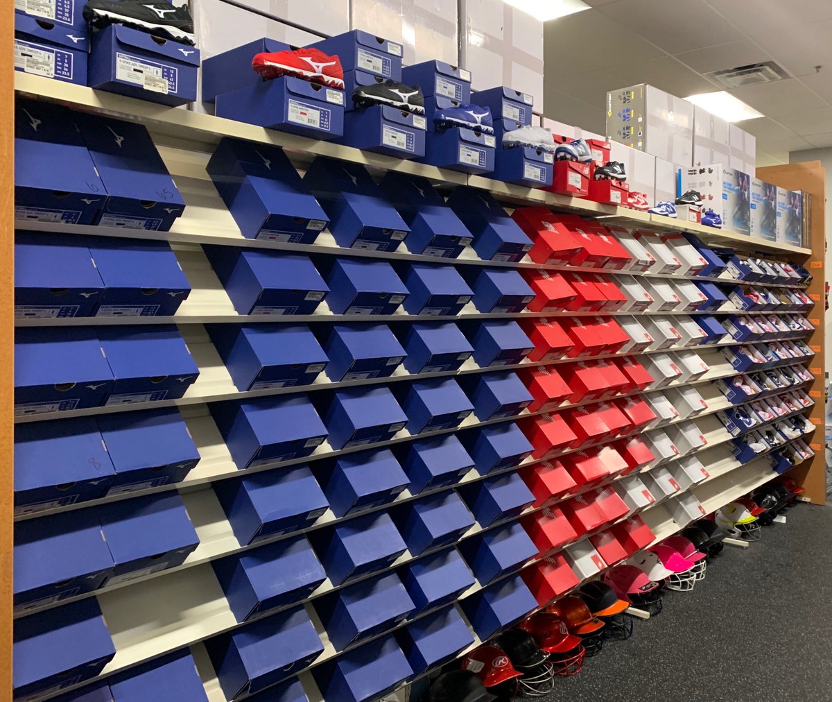 PIASJonesboro's tweet photo. Cleats are starting to come in! We have all new Mizuno cleats and some New Balance, even a few clearance pairs!! Come on in and ask us about team pricing! #piasjonesboro #baseball #softball https://t.co/0WfOWbmxgH