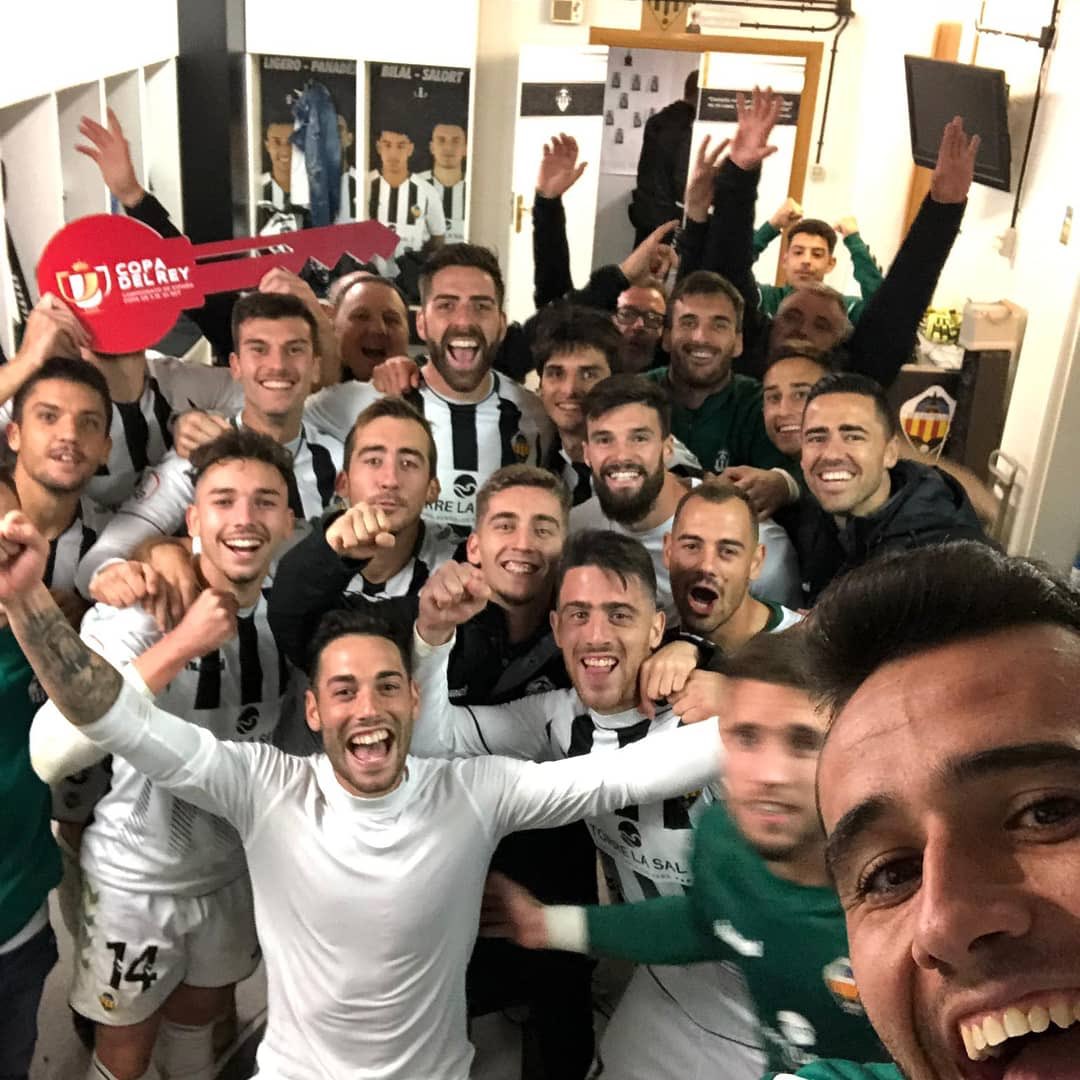 Som de copa!

Sofrida victòria durant la tanda de penals. Passem a la següent fase amb la il·lusió de continuar lluitant i deixant-nos la veu per aquesta samarreta!

D'altra banda, lamentem la pèrdua de Matias. Molta força a la família i als companys de Torcida Albinegra. DEP!