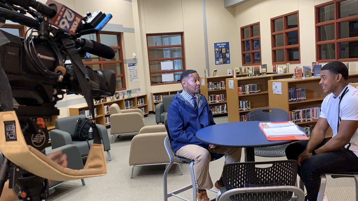 PearlandCOMM's tweet image. Behind the scenes w/ @NateGriffFOX26 &amp;amp; @FOX26Houston filming “Making the Grade” with @TurnerCCHS student &amp;amp; @PearlandOilers linebacker &amp;amp; captain @simieou #WeArePearlandISD #WeAreKnowledgeable #WeAreCompetitive