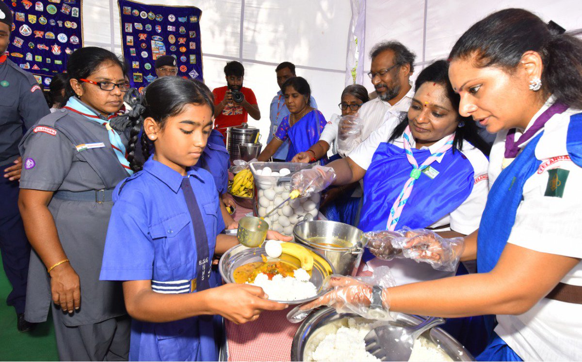 DrTamilisai4BJP's tweet image. Happy to see BSG school children getting nutritious noon meals with fruits eggs..congratulations chief commissioner TS state scouts &amp;amp; guides Kavitha Kalvakuntala @RaoKavitha for your enthusiasm &amp;amp; commitment on children nutrition as they are the backbones of future healthy India