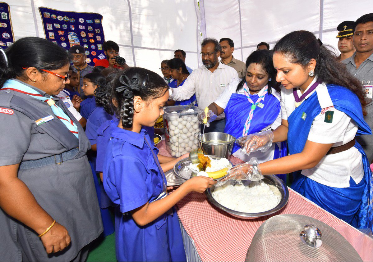 DrTamilisai4BJP's tweet image. Happy to see BSG school children getting nutritious noon meals with fruits eggs..congratulations chief commissioner TS state scouts &amp;amp; guides Kavitha Kalvakuntala @RaoKavitha for your enthusiasm &amp;amp; commitment on children nutrition as they are the backbones of future healthy India