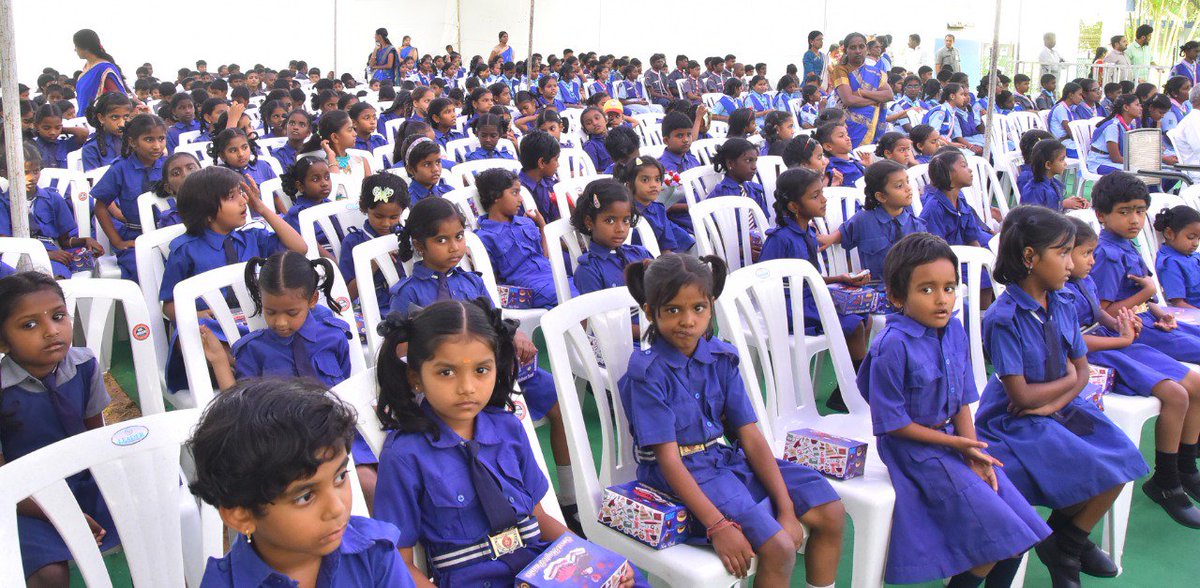 DrTamilisai4BJP's tweet image. Happy to see BSG school children getting nutritious noon meals with fruits eggs..congratulations chief commissioner TS state scouts &amp;amp; guides Kavitha Kalvakuntala @RaoKavitha for your enthusiasm &amp;amp; commitment on children nutrition as they are the backbones of future healthy India