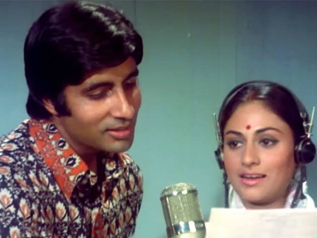 FilmyTapan's tweet image. Sir @SrBachchan Aaj Aapne Chupke-chupke Hindi filmon mein 50 saal poore kiye. My fav films of yours are that of HrishiDa😇. Aapki har film humein bahut Anand deti hain😊, apke performances Bemisal hain👌🏻aur humein aap pe bada Abhiman hai😎. Best wishes🙏🏻 #50YearsofBachchan