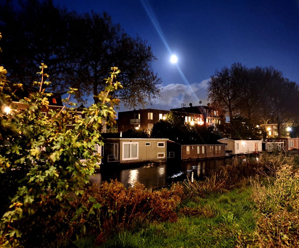 Tanimbarkade 

#Utrecht
#OudeRijn
#Lombok
#West 

Avond by ÖFA