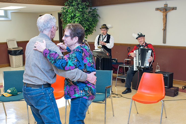harmonyclub2's tweet photo. Did you know that the #polka is the official state dance of Wisconsin? We love to bring in different groups to come in and play for our clients &amp; volunteers. #ThursdayMotivation #ENDALZ #ThursdayMorning #volunteer #ThursdayThoughts #dance https://t.co/lNvu22j5VL