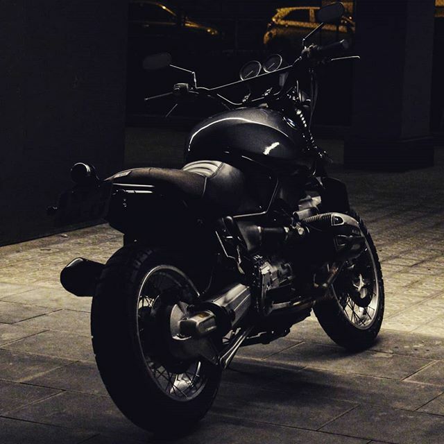 A parking shock! #airhead #bmwmotorrad #bmwr850r #r850r #r1100r #bmwr1100r #caferacerbarcelona #bmwboxer #urbangs #dakar #boxer #bmwcustom #caferacerofinstagram #scrambler #urbanscrambler #scramblerbarcelona #bmwmotorcycle