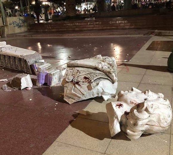 Destruction of Christopher Columbus statue on the square in his name

[Arica, Chile, Nov. 2019]
#DecolonizeThisPlace
#ChileProtests