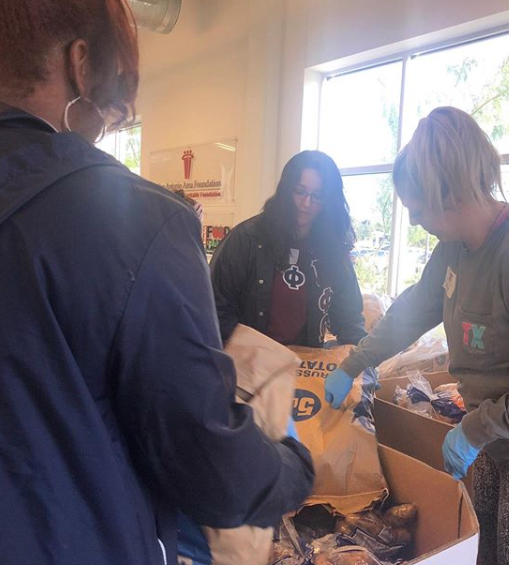 GPhiO1991's tweet photo. This past weekend, our Texas sisters participated in the #NALFO National Day of Service by giving their time at various food banks across the state. Shout out to Briana "FATE" Moreno for serving as a coordinator! πππ
#NDOS2019 #gphio1991 #GammaPhiOmega #GPhiO #swansforacause https://t.co/IJG2zdgmjY