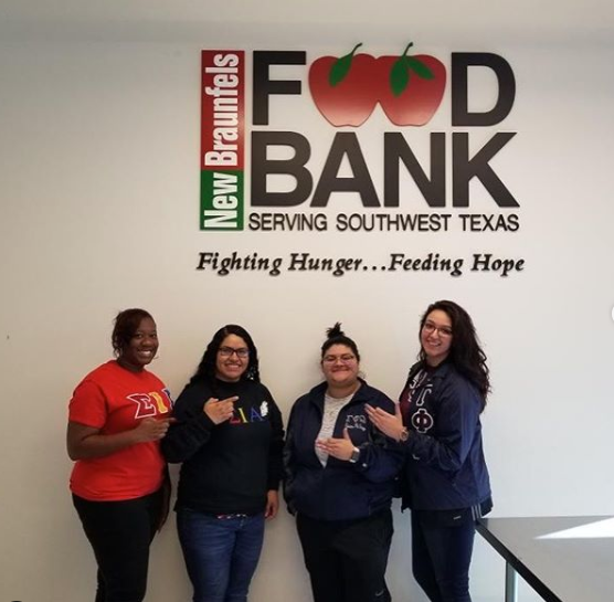 GPhiO1991's tweet photo. This past weekend, our Texas sisters participated in the #NALFO National Day of Service by giving their time at various food banks across the state. Shout out to Briana "FATE" Moreno for serving as a coordinator! πππ
#NDOS2019 #gphio1991 #GammaPhiOmega #GPhiO #swansforacause https://t.co/IJG2zdgmjY