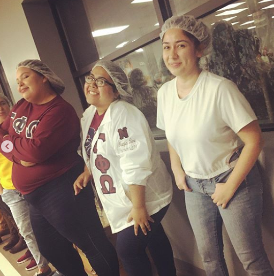 GPhiO1991's tweet photo. This past weekend, Midwest sisters participated in the #NALFO National Day of Service by giving their time at Feed My Starving Children. Shout out to AnalΓ "ESENCIA" Vargas for serving as a coordinator! πππ
#NDOS2019 #gphio1991 #GammaPhiOmega #GPhiO #swansforacause https://t.co/i84wJvmdwi