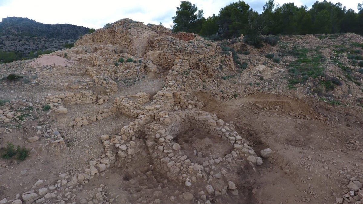 Cada cop queda més clar que és un jaciment imponent. L'aparició de noves torres doten al sistema defensiu de l'#Assut de <a href="/ATivenys/">Ajuntament de Tivenys</a> d'una complexitat única al territori del curs inferior del riu #Ebre. pic.x.com/NwhuoLyB7G