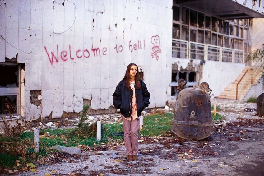 “Местная жительница среди разрушений в Сараево. 