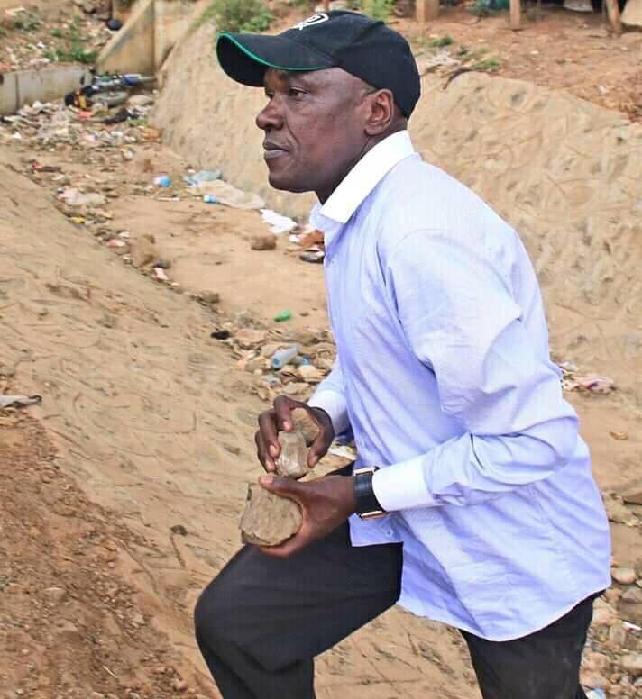 JunetMohamed's tweet photo. Boni Khalwale’s political situation is the reason unbridled political ambitions often self-destroy. There’s a Suna East saying... “those whom the gods want to destroy they first make them go crazy”. #AhsanteKibra https://t.co/b0kv2O8Y0d